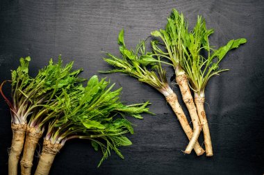 Taze horseradish. Siyah ahşap masanın üzerinde. Üstten Görünüm.