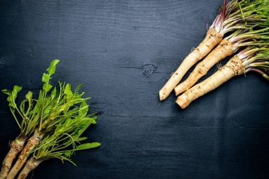 Taze horseradish. Siyah ahşap masanın üzerinde. Üstten Görünüm.