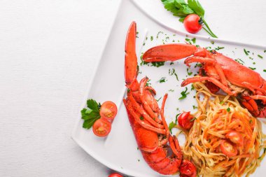 Omar baharat ve deniz ürünleri macunlar haşlanmış. Ahşap bir arka plan üzerinde. Üstten Görünüm. Metniniz için boş alan.