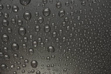 su siyah arka plan üzerine bırakır. Makro.