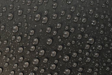 su siyah arka plan üzerine bırakır. Makro.