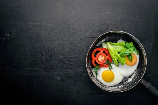 Sahanda yumurta ile bir tavada sebze ve otlar. Üstten Görünüm. Boş alan.