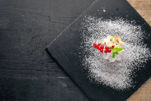 Taze çilek ile krem Lor Tatlısı. Ahşap bir arka plan üzerinde. En iyi bir daha gözden geçirme. Boş alan.