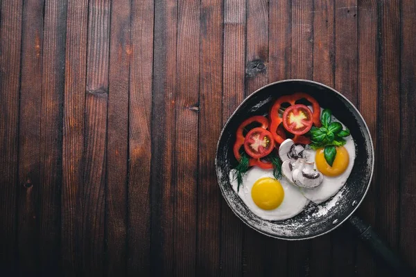 Sahanda yumurta ile bir tavada sebze ve otlar. Üstten Görünüm. Boş alan.