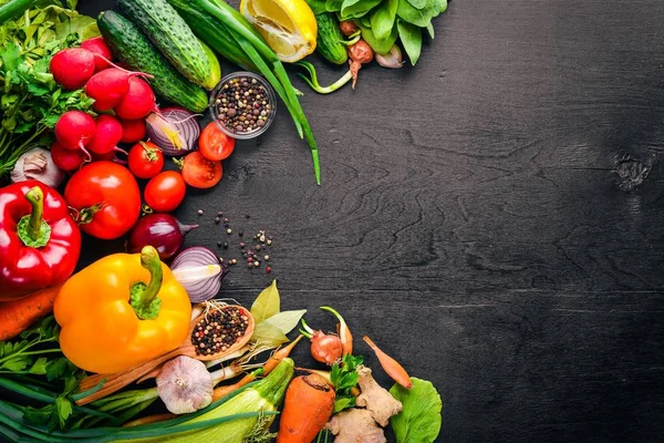 Organik gıda çerçevesinde. Taze çiğ sebze ve baharat. Ahşap tahta.