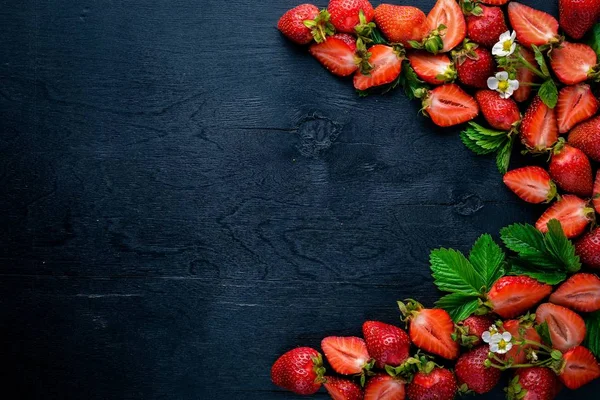 Taze çilek. Sağlıklı gıda. Ahşap arka plan üzerinde. Üstten Görünüm. Boş alan.