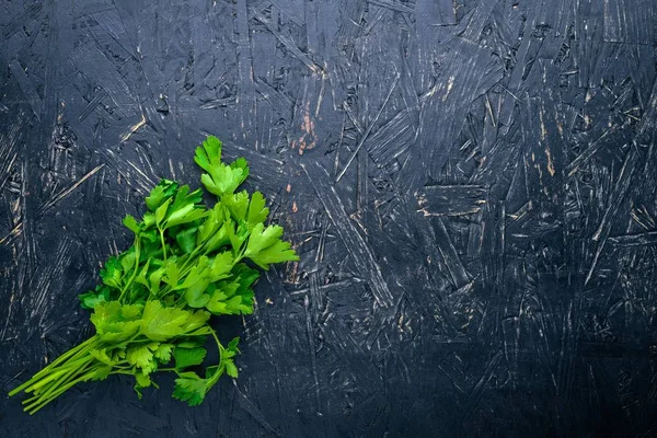 Maydanoz. Ahşap bir arka plan üzerinde. Üstten Görünüm. Metniniz için boş alan.