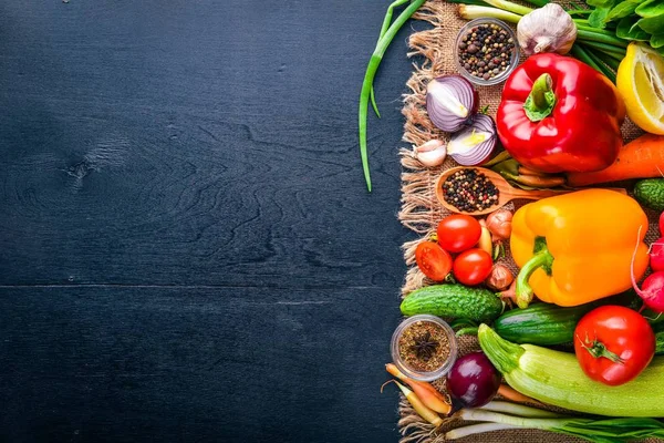 Organik gıda çerçevesinde. Taze çiğ sebze ve baharat. Ahşap tahta.