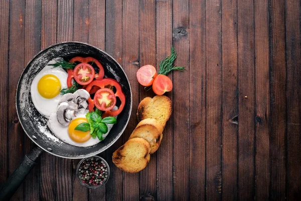 Otlar, kızarmış yumurta ekmek ve sebze bir tavada tost. Üstten Görünüm. Boş alan.