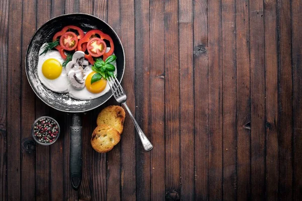 Otlar, kızarmış yumurta ekmek ve sebze bir tavada tost. Üstten Görünüm. Boş alan.