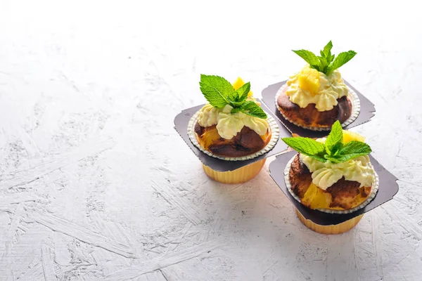 Kek krem ve taze meyve ile. Ahşap bir arka plan üzerinde. Üstten Görünüm. Metniniz için boş alan.