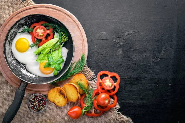 Huevo frito con hierbas, pan tostado y verduras en una sartén. Vista superior. Espacio libre . —  Fotos de Stock