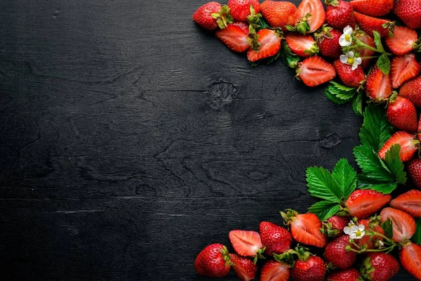 Taze çilek. Sağlıklı gıda. Ahşap arka plan üzerinde. Üstten Görünüm. Boş alan.