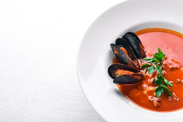Tomat dan sup krim seafood dengan remis. Pada latar belakang kayu. Pemandangan bagus. Ruang kosong bagi teks Anda . — Stok Foto