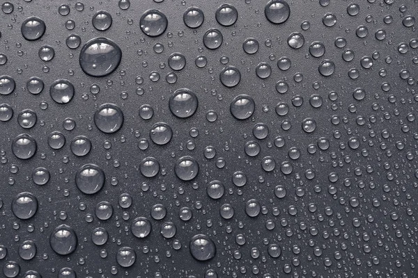 su siyah arka plan üzerine bırakır. Makro.