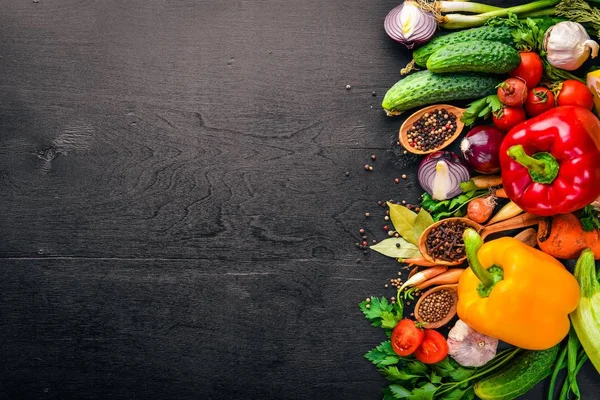 Organik gıda çerçevesinde. Taze çiğ sebze ve baharat. Ahşap tahta.