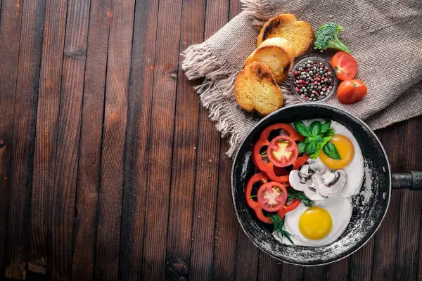 Otlar, kızarmış yumurta ekmek ve sebze bir tavada tost. Üstten Görünüm. Boş alan.