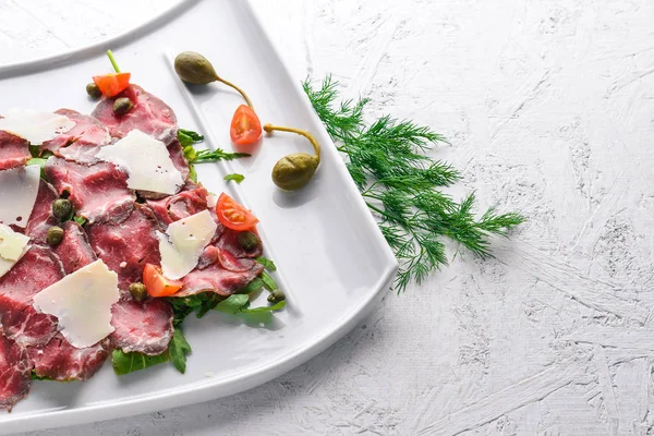 Et ve sebze ile carpaccio. İtalyan mutfağı. Ahşap bir arka plan üzerinde. Üstten Görünüm. Metniniz için boş alan.