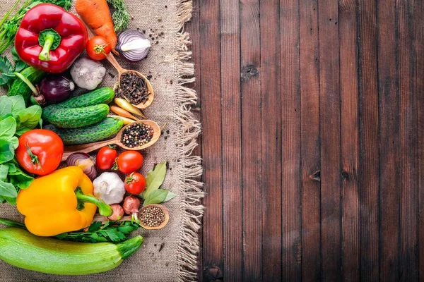 有機食品のフレームです。新鮮な生の野菜やスパイス。木製黒板. — ストック写真