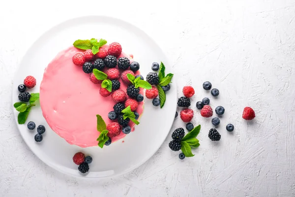 Tereyağı ve taze meyveler ve meyve ile pasta. Tatlı. Ahşap bir arka plan üzerinde. Üstten Görünüm. Metniniz için boş alan.