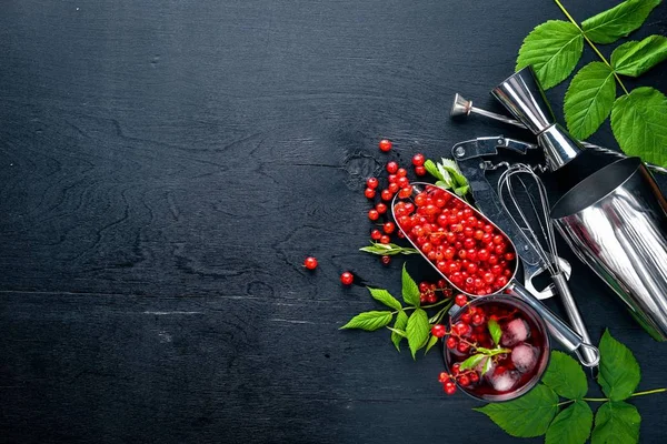 Ahşap arka plan üzerinde buz ile taze kırmızı kuş üzümü kokteyl. Üstten Görünüm. Boş alan.