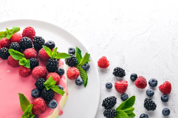 Tereyağı ve taze meyveler ve meyve ile pasta. Tatlı. Ahşap bir arka plan üzerinde. Üstten Görünüm. Metniniz için boş alan.