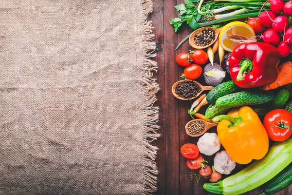 Organik gıda çerçevesinde. Taze çiğ sebze ve baharat. Ahşap tahta.