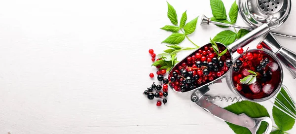 Ahşap arka plan üzerinde buz ile taze kırmızı kuş üzümü kokteyl. Üstten Görünüm. Boş alan.