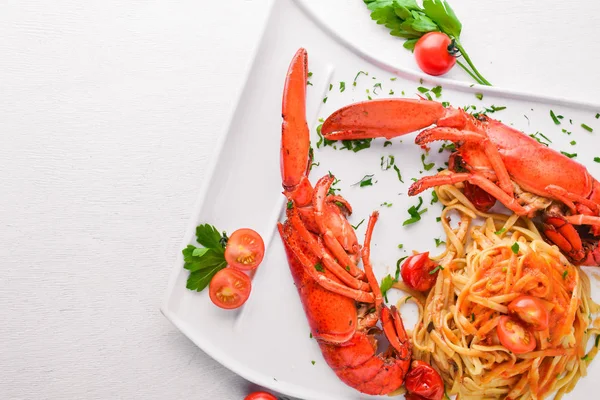 Omar baharat ve deniz ürünleri macunlar haşlanmış. Ahşap bir arka plan üzerinde. Üstten Görünüm. Metniniz için boş alan.