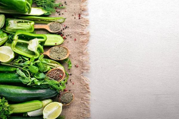 Una vasta selezione di verdure verdi e spezie su uno sfondo di legno. Vista dall'alto. Spazio libero . — Foto Stock