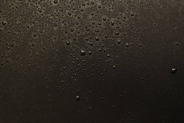 Siyah arkaplanda su damlaları