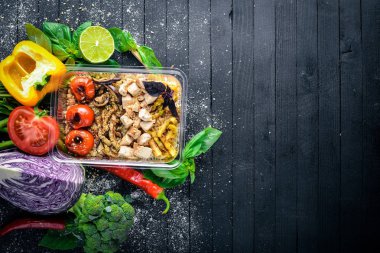 Ahşap arka plan üzerinde ızgara sebze