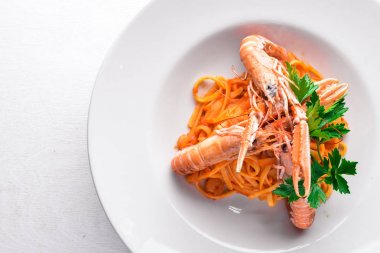 Makarna ve kaplan karides