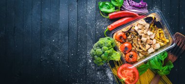 Ahşap arka plan üzerinde ızgara sebze