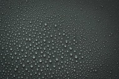 Siyah arkaplanda su damlaları