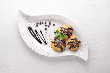 Ahşap arka plan üzerinde demlenmiş kek.