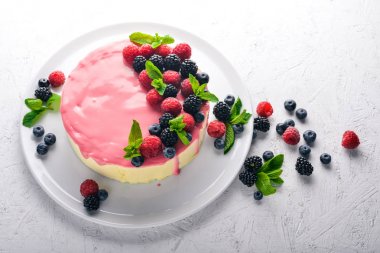 Tereyağı ve taze çilek ile pasta