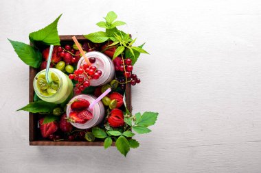 Meyve berry yoğurt ve şeritler.