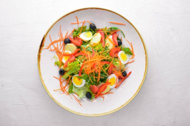 Tavuk yumurtası ile sebze salatası