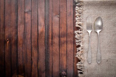 Eski çatal üzerinde ahşap arka plan. 