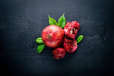 Ahşap yüzey üzerinde taze nar