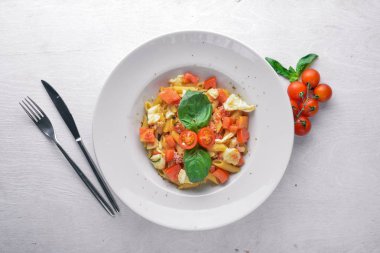 Makarna makarna, fesleğen