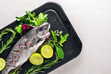 Balık alabalık aromatik otlar ile 