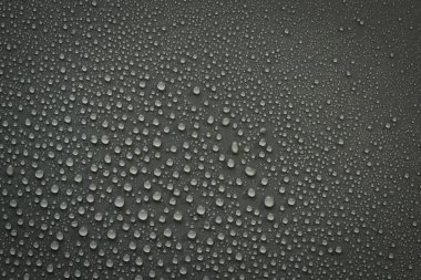 Siyah arkaplanda su damlaları