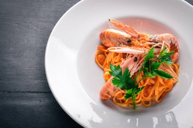 Makarna ve kaplan karides