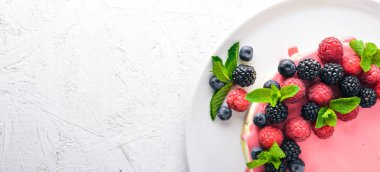 Tereyağı ve taze çilek ile pasta