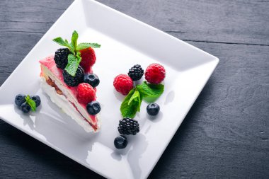 Tereyağı ve taze çilek ile pasta