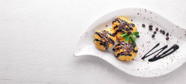 Ahşap arka plan üzerinde demlenmiş kek.