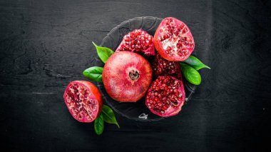 Ahşap yüzey üzerinde taze nar