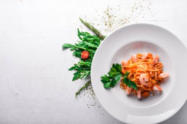 karides ve domates soslu makarna